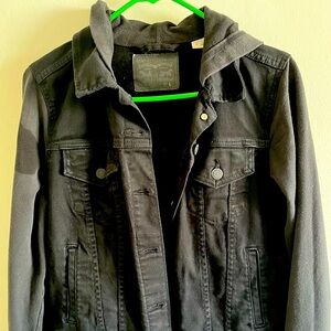 Adorable Levi’s jeans jacket